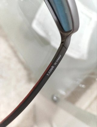 Gafas de sol infantiles grises y rojas