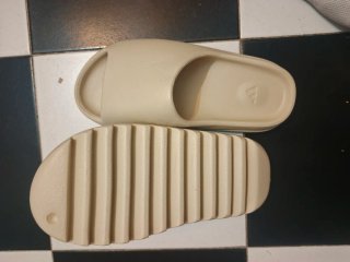 Chanclas Yeezy Beige