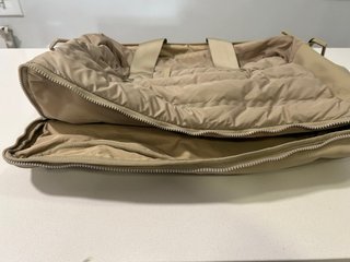 Bolsa de deporte Oysho beige acolchada