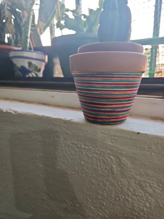 Maceta cerámica artesanal hilo multicolor