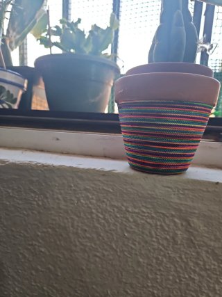 Maceta cerámica artesanal hilo multicolor