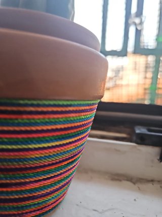Maceta cerámica artesanal hilo multicolor