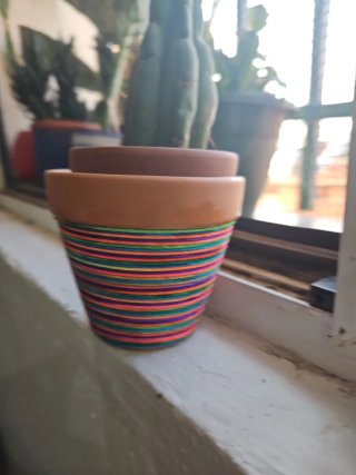 Maceta cerámica artesanal hilo multicolor