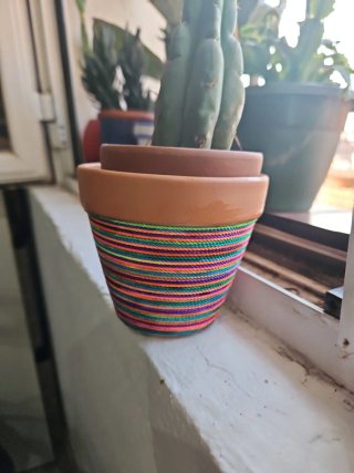 Maceta cerámica artesanal hilo multicolor