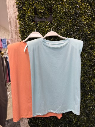 Camiseta sin mangas con hombreras