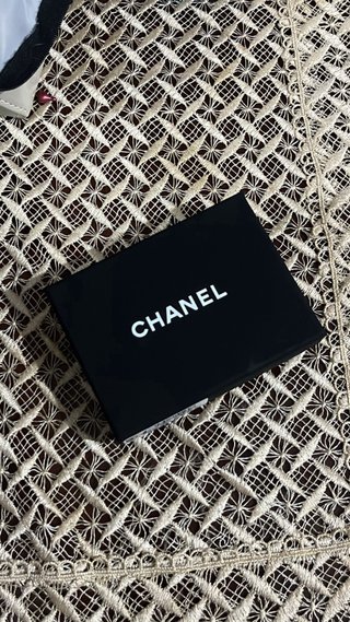 Monedero CH acolchado negro y dorado