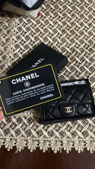 Monedero CH acolchado negro y dorado