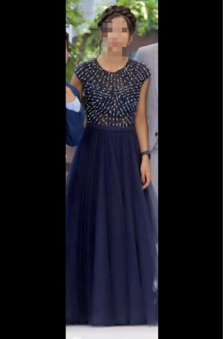 Vestido de fiesta azul marino con pedrería