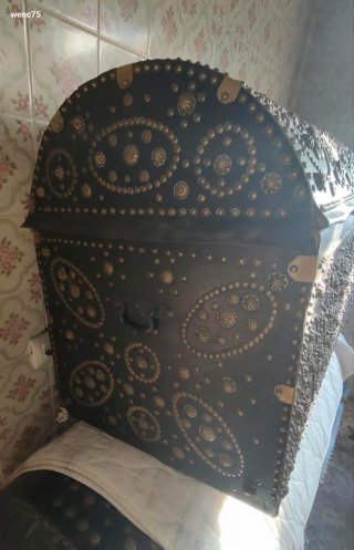 Baúl antiguo decorado metal y madera