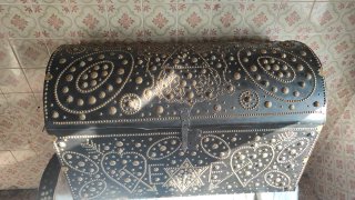 Baúl antiguo decorado metal y madera