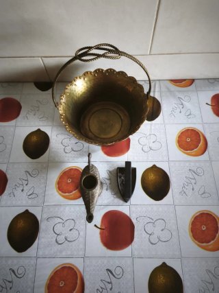 Cesta antigua de latón