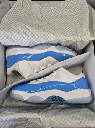 Air Jordan 11 Low university blue