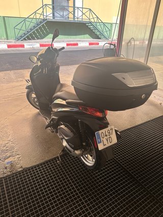 Piaggio Medley Negra