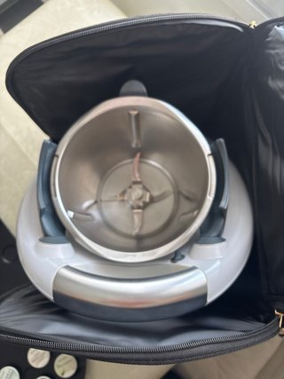 Thermomix TM5 con múltiples accesorios y libros.