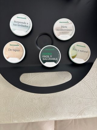 Thermomix TM5 con múltiples accesorios y libros.