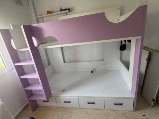 Literas de madera blancas y moradas