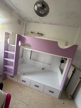Literas de madera blancas y moradas
