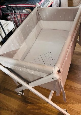 Cuna de bebé con ruedas