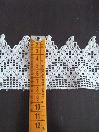 Puntilla antigua de encaje blanco