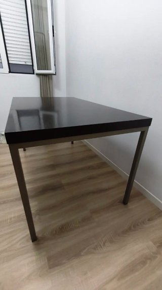 Mesa de comedor marrón con patas metálicas grises