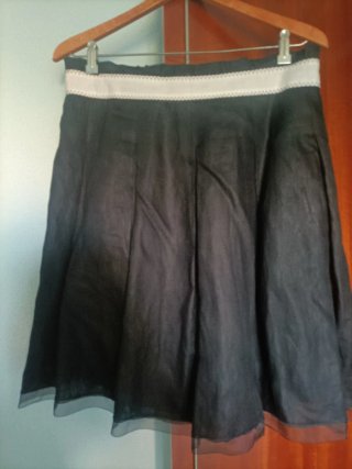 Falda negra con cinturilla blanca