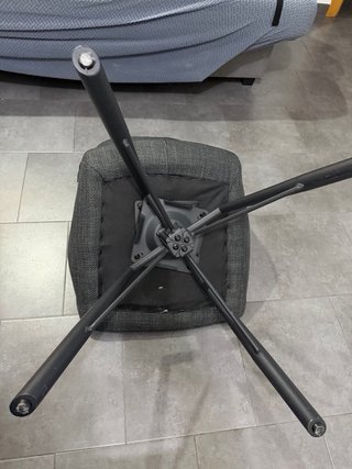 Silla giratoria de tela gris