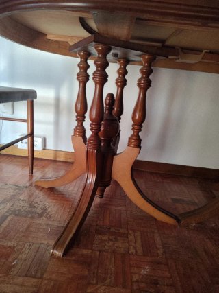 Mesa de comedor ovalada de madera
