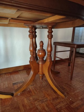 Mesa de comedor ovalada de madera