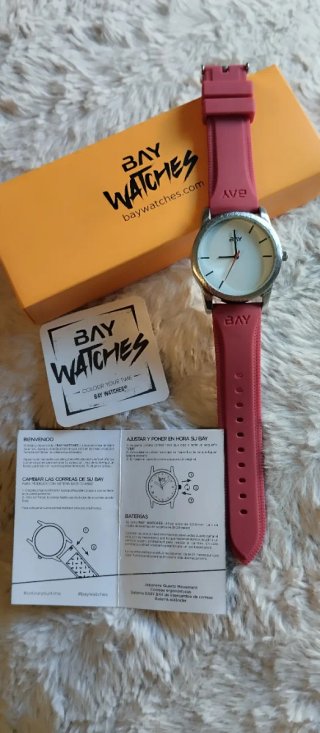 Reloj de mujer rojo nuevo
