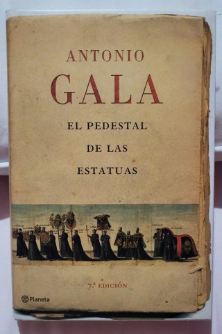 El pedestal de las estatuas