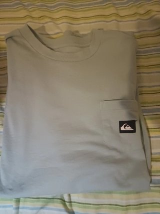 Camiseta Quiksilver verde con bolsillo