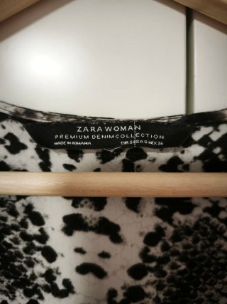 Vestido estampado serpiente Zara