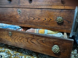 Mueble antiguo de madera con detalles dorados.