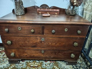 Mueble antiguo de madera con detalles dorados.