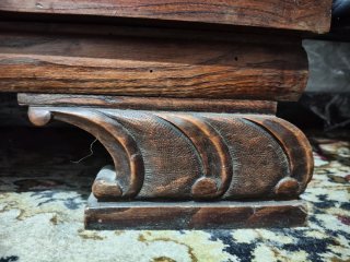 Mueble antiguo de madera con detalles dorados.