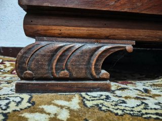 Mueble antiguo de madera con detalles dorados.