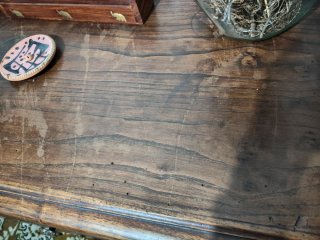 Mueble antiguo de madera con detalles dorados.