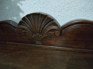 Mueble antiguo de madera con detalles dorados.