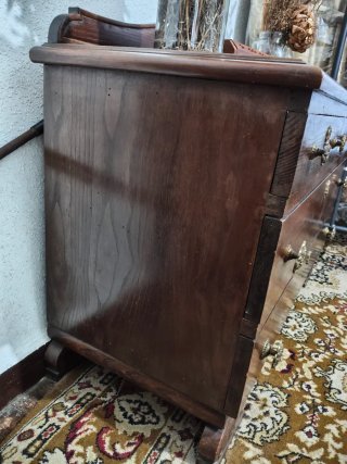 Mueble antiguo de madera con detalles dorados.