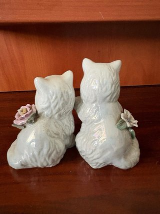 Pareja de gatos de porcelana