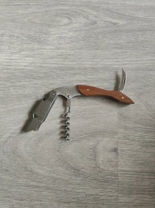 Sacacorchos con mango de madera