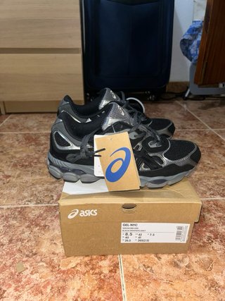 Zapatillas Asics Negras y Plateadas