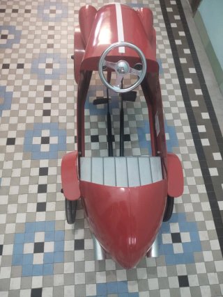Coche de pedales retro