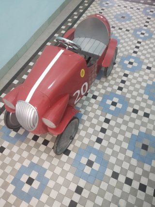 Coche de pedales retro