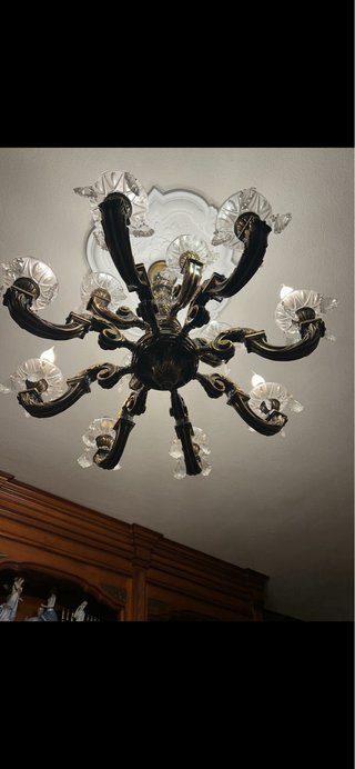 Lámpara de techo dorada y cristal