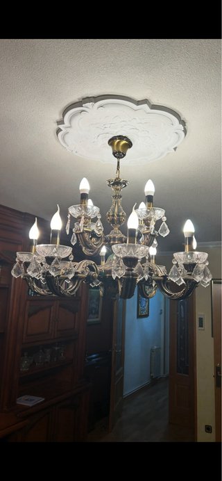 Lámpara de techo dorada y cristal
