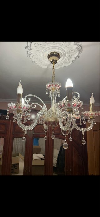 Lámpara de techo dorada y cristal