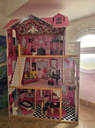 Casita de muñecas completa. Altura: 120cm.