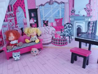 Casita de muñecas completa. Altura: 120cm.
