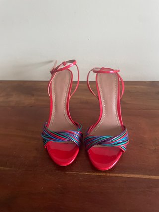 Sandalias charol tacón multicolor y rojo